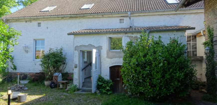 Gransee-Neulögow: Bauernhaus im Dornröschenschlaf, teilsaniert, 2 Nebengebäude auf 2.000 m² Grund