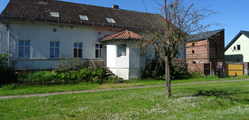 Gransee-Neulögow: Bauernhaus im Dornröschenschlaf, teilsaniert, 2 Nebengebäude auf 2.000 m² Grund