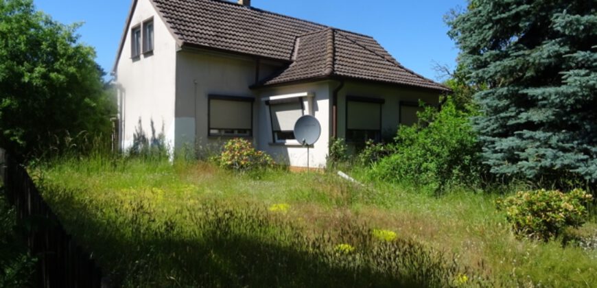 Wandlitz-Nahe Naturpark Barnim: Sanierungsbedürftiges Einfamilienhaus mit massivem Nebengebäude.