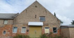 Sonnenberg, großzügiger Backsteinstall, ausgebaut mit Betonböden, mit großer breiter Zufahrt.