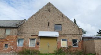 Sonnenberg, großzügiger Backsteinstall, ausgebaut mit Betonböden, mit großer breiter Zufahrt.