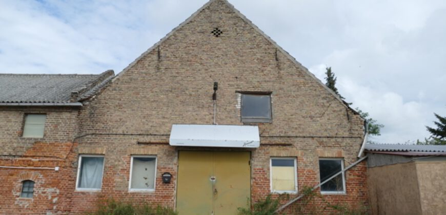 Sonnenberg, großzügiger Backsteinstall, ausgebaut mit Betonböden, mit großer breiter Zufahrt.