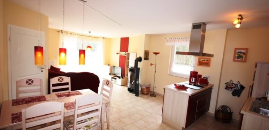 Koserow-Ostsee: 600 Meter bis zum Strand! Gepflegtes 2-Zimmer-Apartment mit Kaminofen und Terrasse.