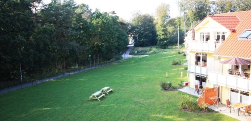 Koserow-Ostsee: 600 Meter bis zum Strand! Gepflegtes 2-Zimmer-Apartment mit Kaminofen und Terrasse.