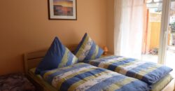 Koserow-Ostsee: 600 Meter bis zum Strand! Gepflegtes 2-Zimmer-Apartment mit Kaminofen und Terrasse.