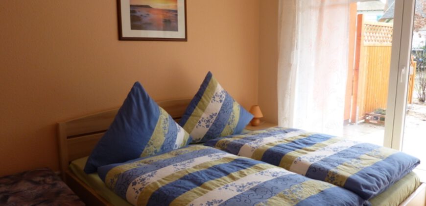 Koserow-Ostsee: 600 Meter bis zum Strand! Gepflegtes 2-Zimmer-Apartment mit Kaminofen und Terrasse.