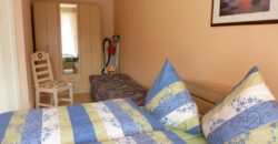 Koserow-Ostsee: 600 Meter bis zum Strand! Gepflegtes 2-Zimmer-Apartment mit Kaminofen und Terrasse.