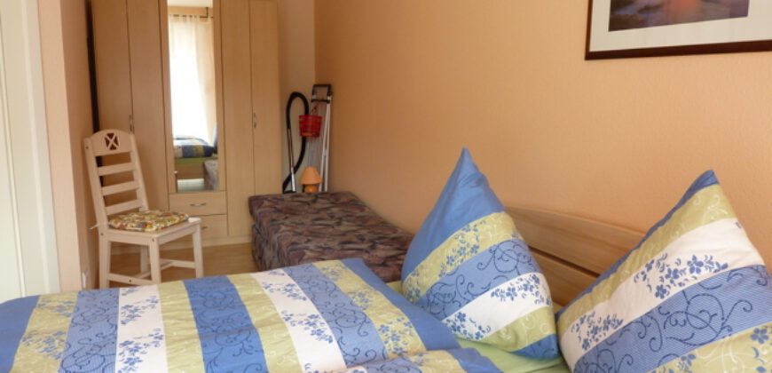 Koserow-Ostsee: 600 Meter bis zum Strand! Gepflegtes 2-Zimmer-Apartment mit Kaminofen und Terrasse.