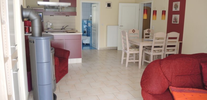 Koserow-Ostsee: 600 Meter bis zum Strand! Gepflegtes 2-Zimmer-Apartment mit Kaminofen und Terrasse.