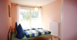 Koserow-Ostsee: 600 Meter bis zum Strand! Gepflegtes 2-Zimmer-Apartment mit Kaminofen und Terrasse.