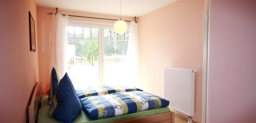 Koserow-Ostsee: 600 Meter bis zum Strand! Gepflegtes 2-Zimmer-Apartment mit Kaminofen und Terrasse.