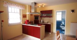 Koserow-Ostsee: 600 Meter bis zum Strand! Gepflegtes 2-Zimmer-Apartment mit Kaminofen und Terrasse.