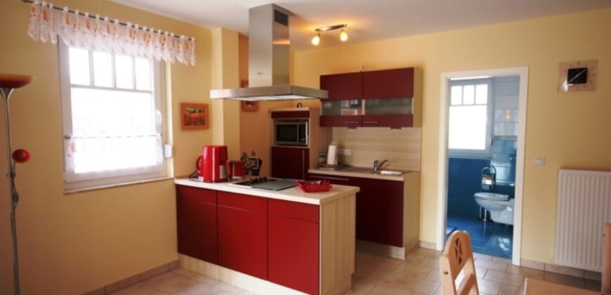 Koserow-Ostsee: 600 Meter bis zum Strand! Gepflegtes 2-Zimmer-Apartment mit Kaminofen und Terrasse.