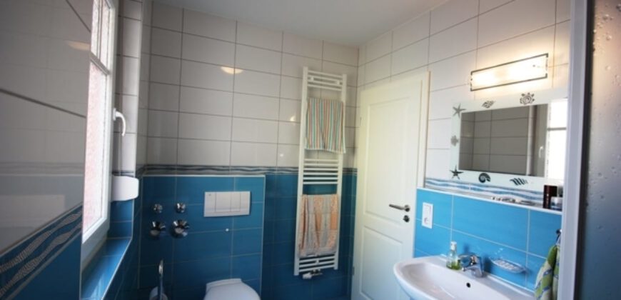 Koserow-Ostsee: 600 Meter bis zum Strand! Gepflegtes 2-Zimmer-Apartment mit Kaminofen und Terrasse.