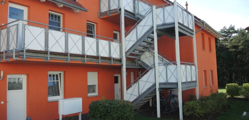 Koserow-Ostsee: 600 Meter bis zum Strand! Gepflegtes 2-Zimmer-Apartment mit Kaminofen und Terrasse.