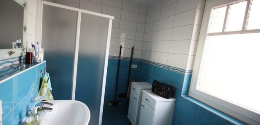 Koserow-Ostsee: 600 Meter bis zum Strand! Gepflegtes 2-Zimmer-Apartment mit Kaminofen und Terrasse.