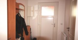 Koserow-Ostsee: 600 Meter bis zum Strand! Gepflegtes 2-Zimmer-Apartment mit Kaminofen und Terrasse.