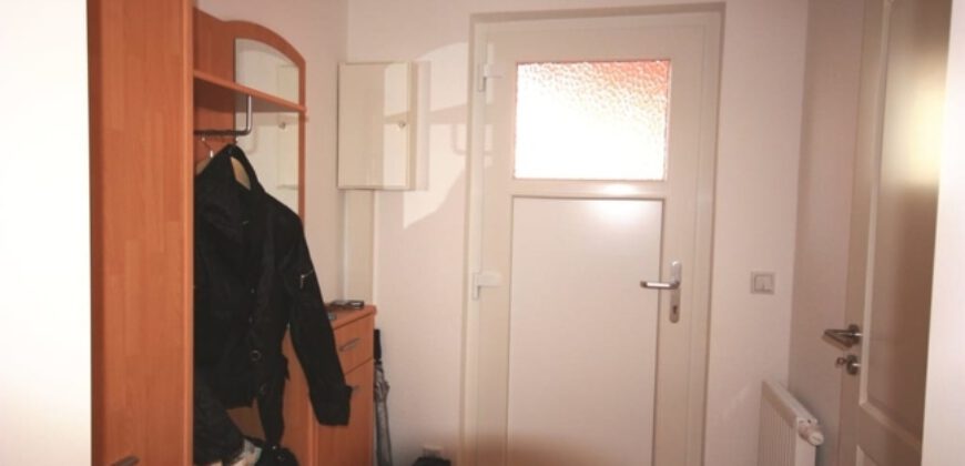 Koserow-Ostsee: 600 Meter bis zum Strand! Gepflegtes 2-Zimmer-Apartment mit Kaminofen und Terrasse.