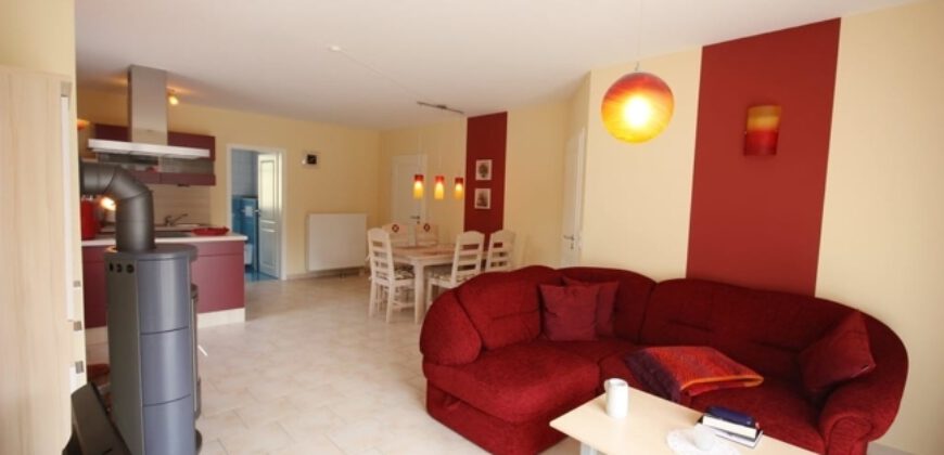 Koserow-Ostsee: 600 Meter bis zum Strand! Gepflegtes 2-Zimmer-Apartment mit Kaminofen und Terrasse.