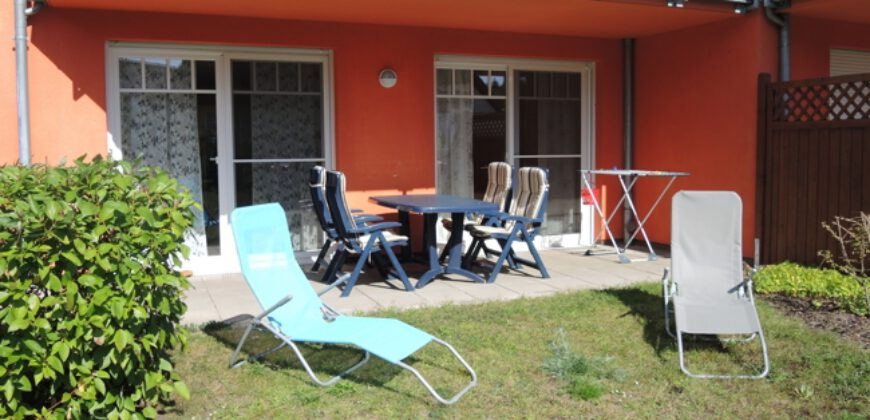 Koserow-Ostsee: 600 Meter bis zum Strand! Gepflegtes 2-Zimmer-Apartment mit Kaminofen und Terrasse.
